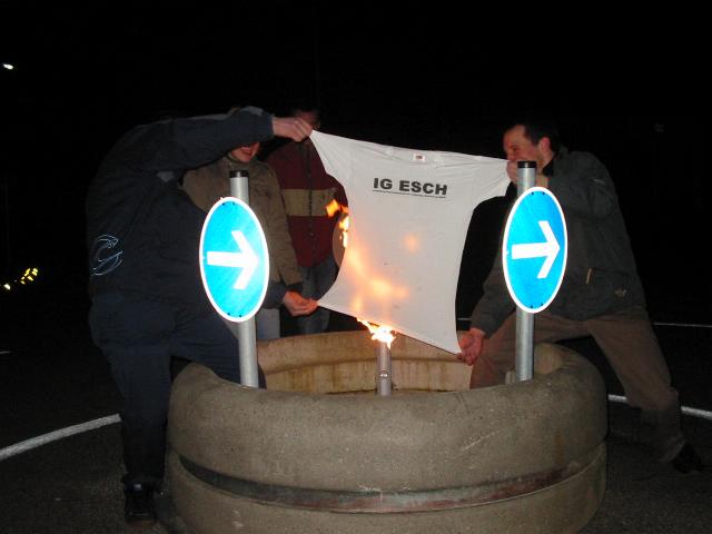 Das Hemd brennt von hinten!